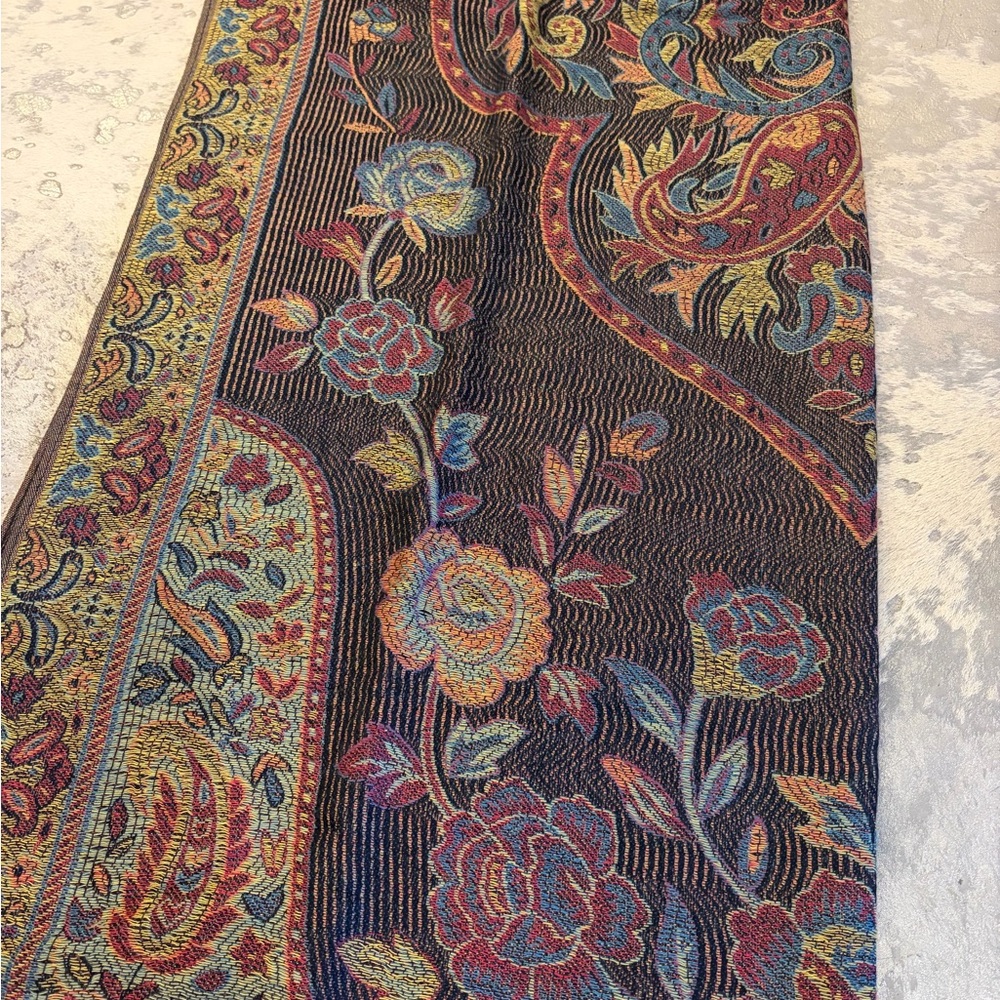 Vibrant Cashmere Scarf with Paisley Design